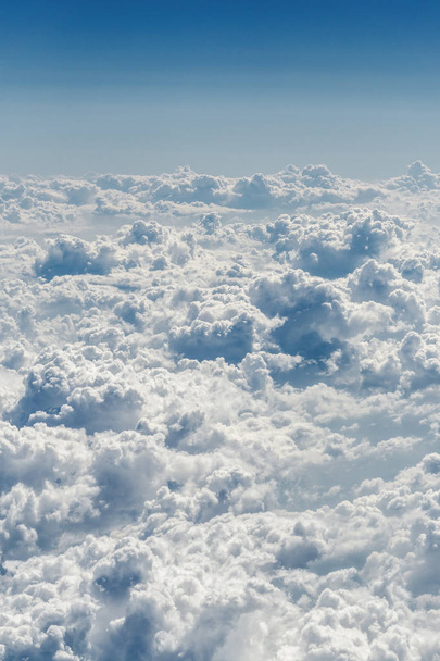 Vue ensoleillée de l'atmosphère au-dessus des nuages en Europe
. - Photo, image