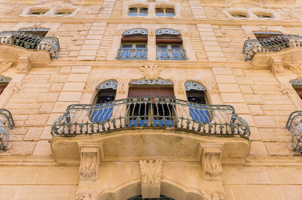 Balkon w zabytkowej kamienicy w Alcoy, Hiszpania - Zdjęcie, obraz