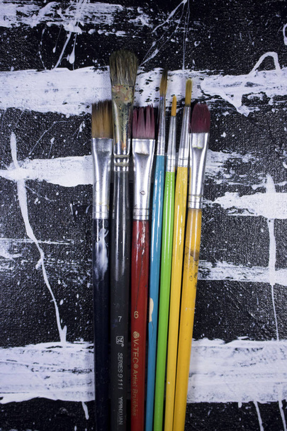 пензлик на гранжевому чорно-білому акриловому полотні фарби
 - Фото, зображення