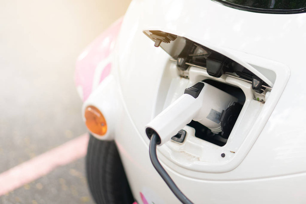 車に電気自動車を投入する電気自動車のバッテリ充電器の接続をもたらします。クリーン エネルギーは、空気を汚染しません。エネルギー保全概念代替エネルギー - 写真・画像