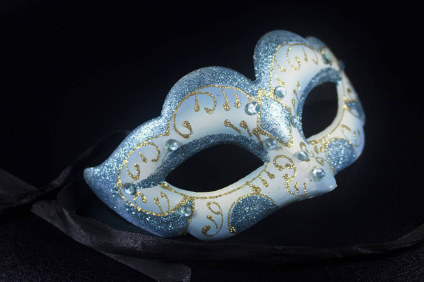 biały niebieski brokat masquerade maska na białym tle party czarny - Zdjęcie, obraz