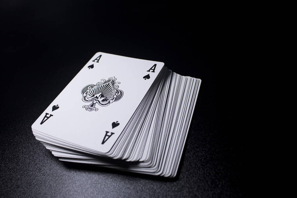 крупним планом вид стопки покерних карт на чорному фоні
 - Фото, зображення