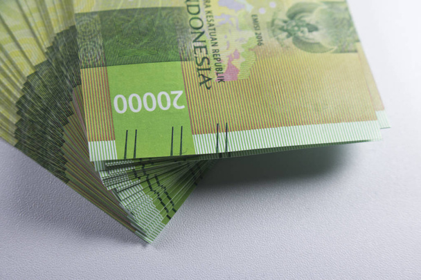 新しい 2千ルピア インドネシア通貨現金資金支払マクロ撮影 - 写真・画像