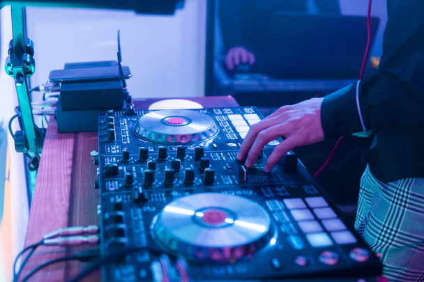 DJ reproduce y mezcla música en el controlador de mezclador digital. Controlador de rendimiento DJ de primer plano, sistema de mesa giratoria midi digital, par ajustable, plato giratorio de aluminio, fader, perilla y control deslizante, botón
. - Foto, imagen