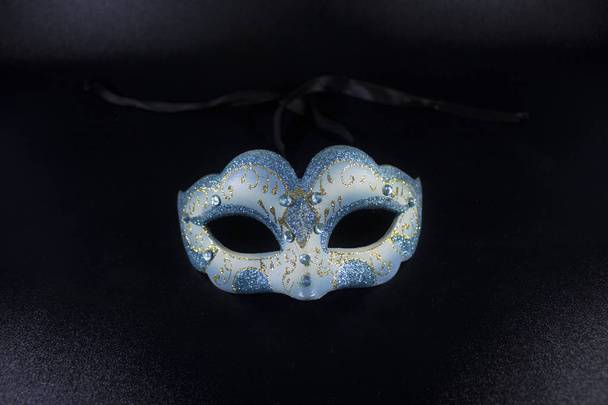 beyaz mavi glitter maskeli balo maskesi izole parti siyah - Fotoğraf, Görsel