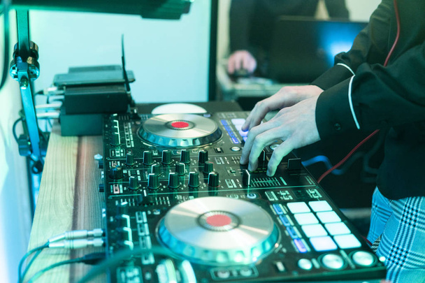 DJ suona e mixa musica sul mixer digitale. Regolatore di prestazioni DJ da vicino, sistema di giradischi digitale midi, coppia regolabile, piatto girevole in alluminio, fader, manopola e cursore, pulsante
. - Foto, immagini