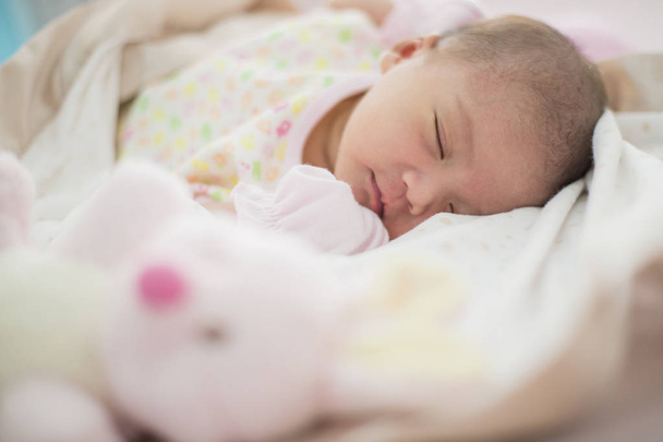 charmant nouveau-né dort sur le lit
 - Photo, image