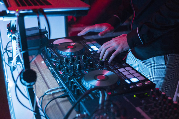 DJ hraje a mix hudby na digitální mixer řadiče. Detail Dj výkon řadiče, digitální midi gramofon systém, nastavitelný točivý moment, hliník točna talíř, fader, knoflík a jezdce, tlačítko. - Fotografie, Obrázek