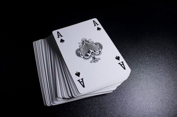 Zamknij widok stosu kart pokera na czarnym tle - Zdjęcie, obraz