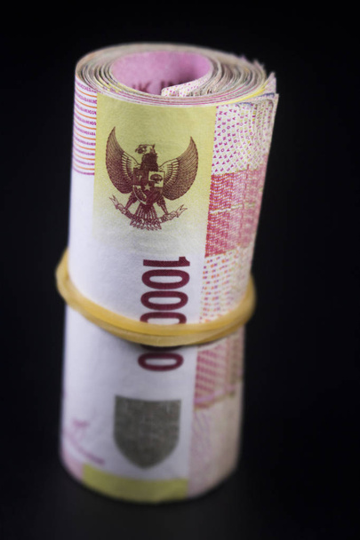 ルピアのお金インドネシア通貨現金金融支払写真のロール - 写真・画像