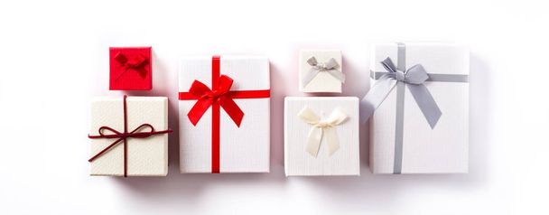 weiße und rote Geschenkboxen isoliert auf weißem Hintergrund. Panoramablick - Foto, Bild