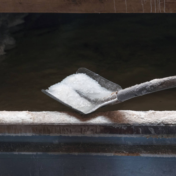 Tools en technologie van eetbare zoutwinning door de oude methode - Foto, afbeelding