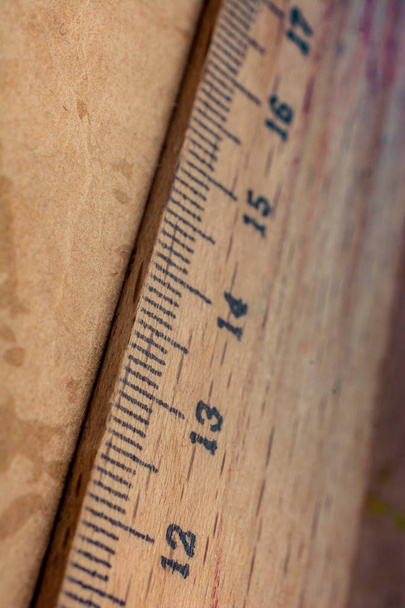 Teil des Lineals aus Holz in Nahsicht - Foto, Bild
