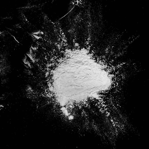 абстрактний фон з білим борошном на темній поверхні
 - Фото, зображення