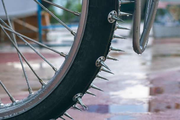 Rodas de bicicleta são equipadas com picos de metal para dirigir na neve, rodas no asfalto
 - Foto, Imagem