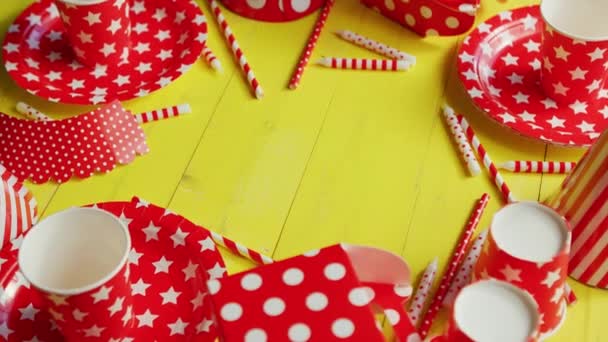 Festive paper plates and cups laid in circle - Filmmaterial, Video