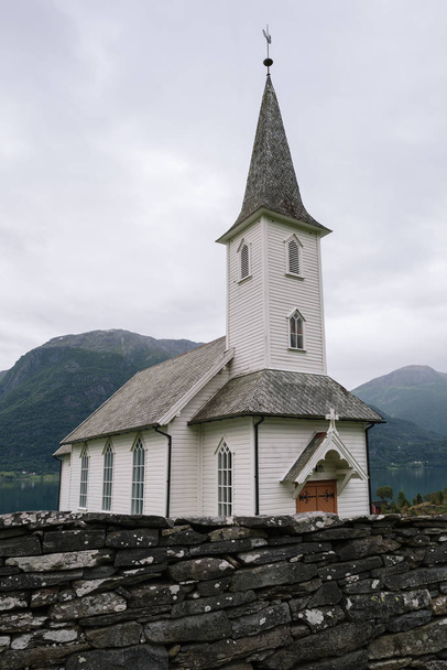 ファミコン kyrkje、コミューンの光沢、ノルウェー。白い木造の教会。夏の曇り風景 - 写真・画像
