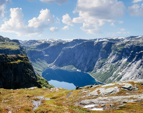 Ringedalsvatnet - lago de montanha perto de Odda na Noruega. Vista do trilho Trolltunga. Paisagem norueguesa em tempo ensolarado
 - Foto, Imagem