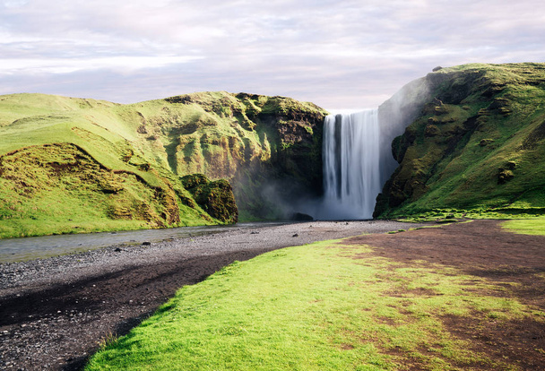 Wodospad Skogafoss w południowej Islandii. Sławny. Krajobraz lato w słoneczny dzień - Zdjęcie, obraz