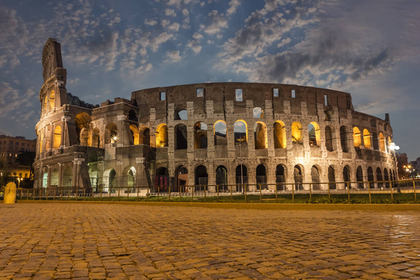 O Coliseu nas nuvens no crepúsculo
 - Foto, Imagem