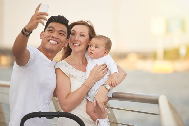 Smíšené rasy rodina pořizování selfie na smartphone  - Fotografie, Obrázek