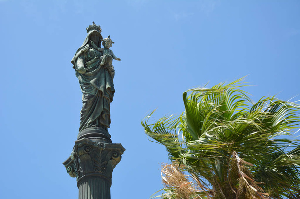 Columna en memoria de la Santísima Virgen María en las laderas del Monte Carmelo en Haifa, Israel
. - Foto, Imagen