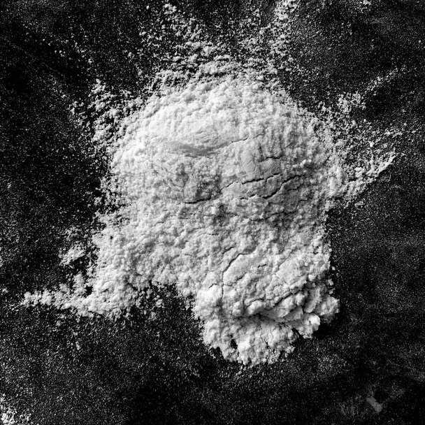 fondo abstracto con harina blanca sobre superficie oscura
 - Foto, Imagen