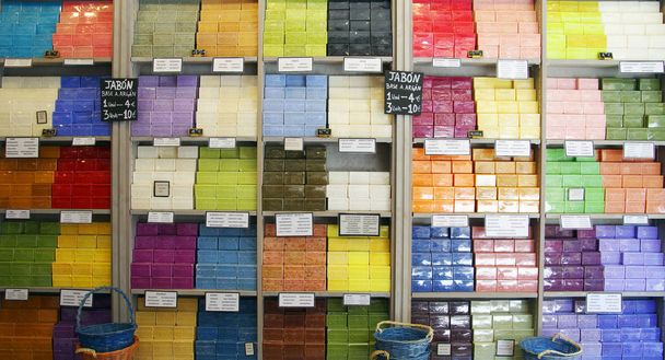 Ylellisiä saippuoita myytävänä varastossa Segovia, Espanja, Eurooppa
 - Valokuva, kuva