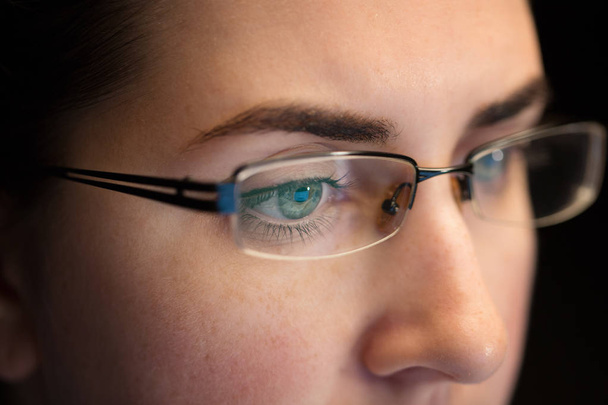 primo piano di donna in occhiali che guarda lo schermo
 - Foto, immagini