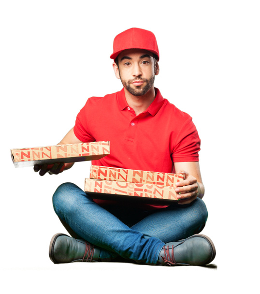 negociante de pizza sentado segurando uma caixa de pizza
 - Foto, Imagem