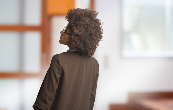 чорна жінка на спині, вибірковий фокус
 - Фото, зображення