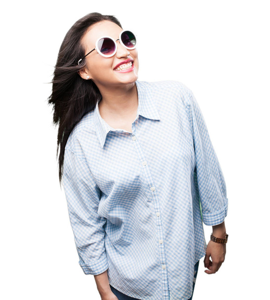szczęśliwy asian kobieta na na białym tle okulary przeciwsłoneczne - Zdjęcie, obraz