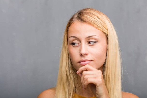 portret naturalne młody blond kobieta myśli i patrząc na stronie - Zdjęcie, obraz
