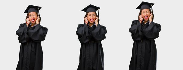 Набор выпускник молодая черная женщина покрывая уши руками
 - Фото, изображение