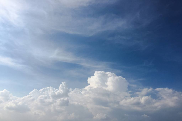 De beaux nuages sur fond de ciel bleu. Ciel nuageux. Ciel bleu avec ciel nuageux, nuage de nature. Nuages blancs, ciel bleu et soleil
 - Photo, image