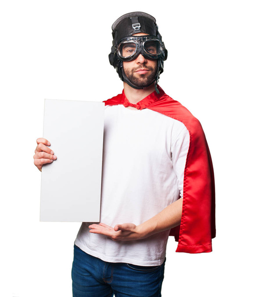 super herói segurando um banner espaço cópia branca isolado no fundo branco
 - Foto, Imagem