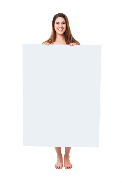 Alaston nainen piilossa takana valkoinen mainos aluksella
 - Valokuva, kuva