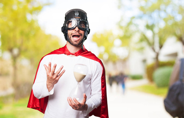 super hrdina drží písek časovač - Fotografie, Obrázek