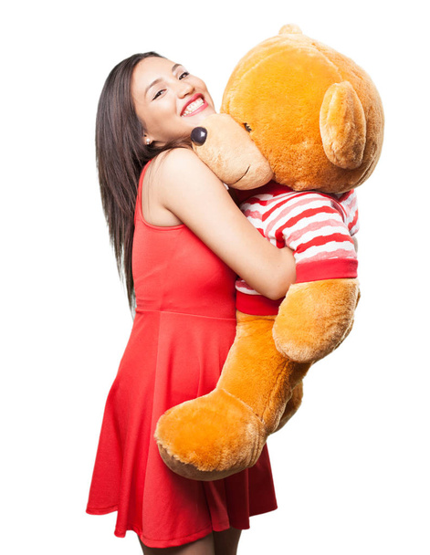 mulher asiática em vestido vermelho segurando um ursinho de pelúcia
 - Foto, Imagem
