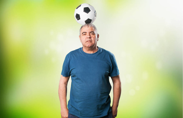 uomo maturo che gioca con il pallone da calcio
 - Foto, immagini