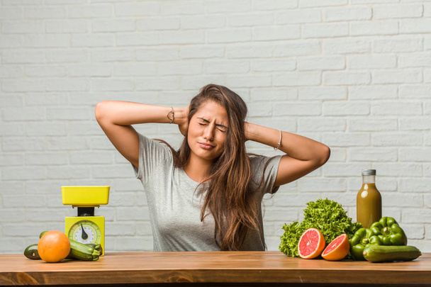 Концепция диеты. Портрет здоровой молодой латинской женщины, закрывающей уши руками, злой и уставшей слышать звуки
 - Фото, изображение