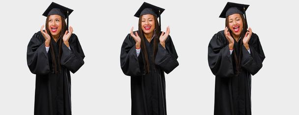 Набор выпускников молодая черная женщина смеется и веселится
 - Фото, изображение