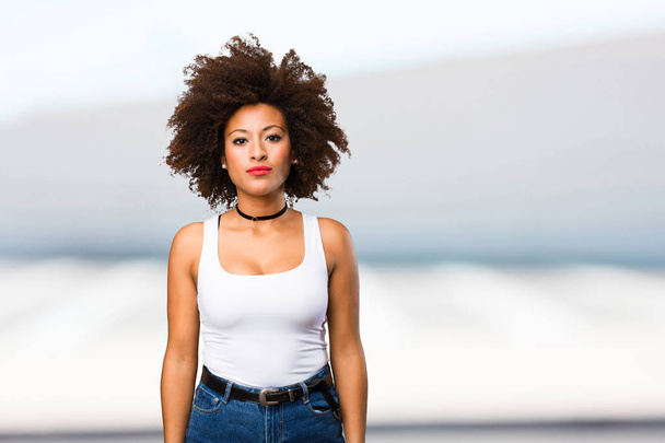 fiatal fekete nő állva elmosódott háttér - Fotó, kép