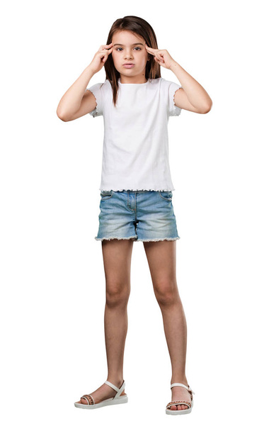 Hombre de niña de cuerpo completo haciendo un gesto de concentración, mirando hacia adelante enfocado en una meta
 - Foto, Imagen