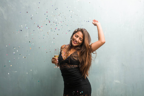 Jovem mulher latina celebrando o ano novo
  - Foto, Imagem