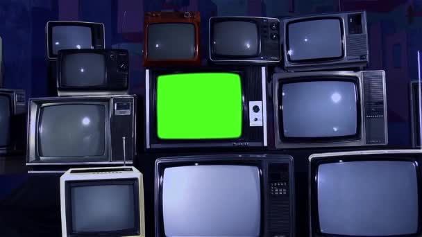 Stary telewizor z zielony ekran i wiele starych telewizorów. estetyka z lat 80. Pomniejszyć. Ton na dobę. Gotowy do zastąpienia Green Screen z dowolnego materiału lub obraz, możesz chcieć. Można to zrobić z efektu kluczowania. Full Hd.  - Materiał filmowy, wideo