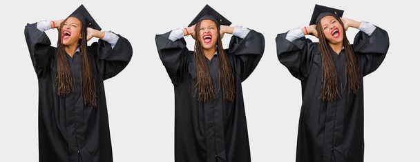 Set di laureati giovane donna nera pazzo e disperato, urlando fuori controllo
 - Foto, immagini