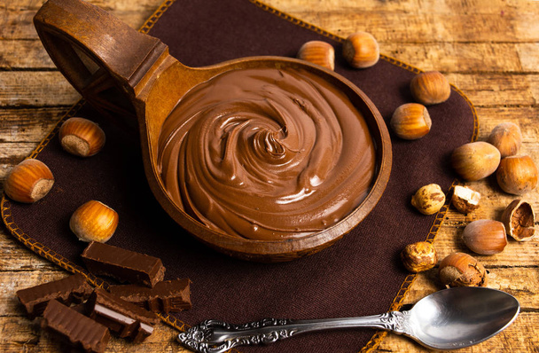Hasselpähkinä levitä suklaa kerma kulhoon ylhäältä
 - Valokuva, kuva