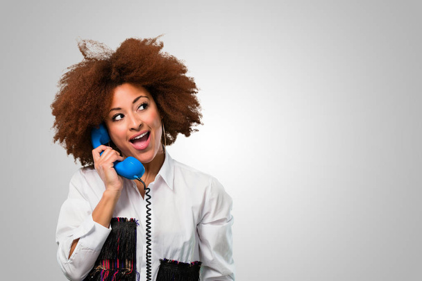 junge Afro-Frau spricht auf einem alten Telefon - Foto, Bild
