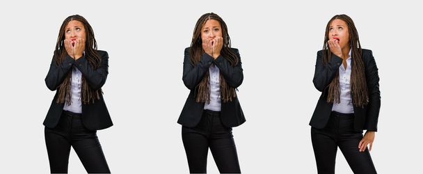 Набор молодых чернокожих деловых женщин грызущих ногти, нервных и очень тревожных и напуганных за будущее на сером фоне
 - Фото, изображение